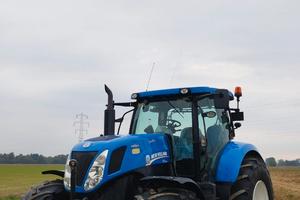 Trattore agricolo new holland T7030