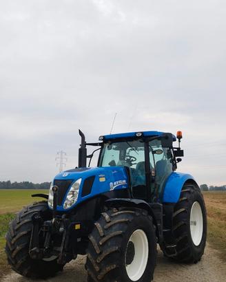 Trattore agricolo new holland T7030