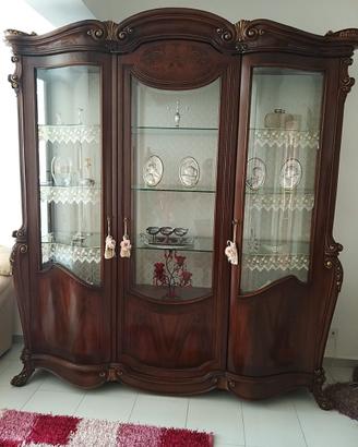 Vetrina in stile neoclassico