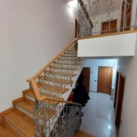 Ringhiera per scala interna e scorrimano in legno