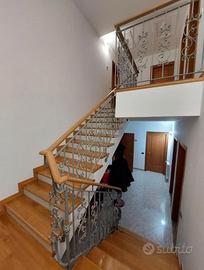 Ringhiera per scala interna e scorrimano in legno