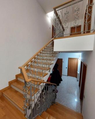 Ringhiera per scala interna e scorrimano in legno