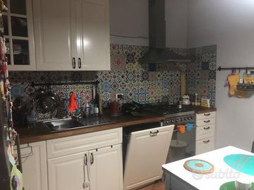 Cucina con forno fuochi e lavastoviglie