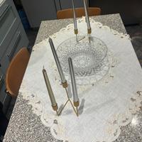 Tavolo da pranzo con sedie.