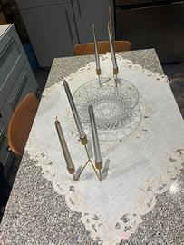 Tavolo da pranzo con sedie.