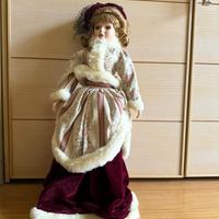 Bambola in porcellana con pelliccia