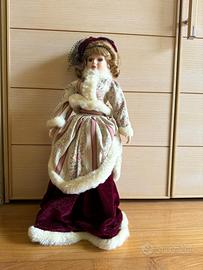 Bambola in porcellana con pelliccia