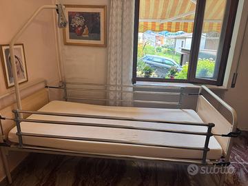 Letto ospedaliero con materasso