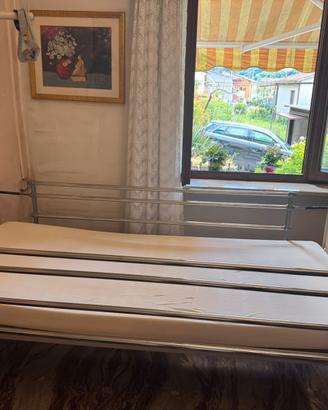 Letto ospedaliero con materasso
