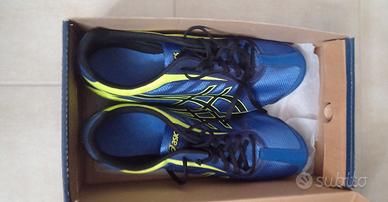 Scarpe chiodate atletica di marca Asics