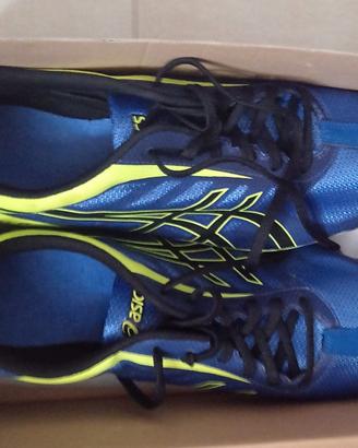 Scarpe chiodate atletica di marca Asics