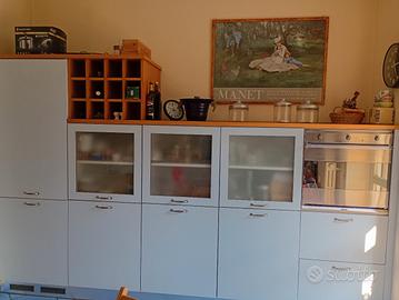 Cucina completa moderna con elettrodomestici 