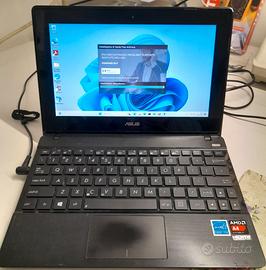 Netbook Asus X102B.