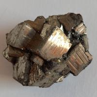 Cluster complesso di pirite cubica