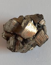 Cluster complesso di pirite cubica