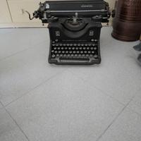 Macchina da scrivere Olivetti M40
