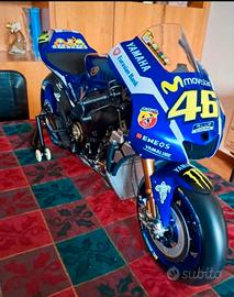 Yamaha YZR-M1 Movistar scala 1:4 completa