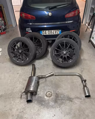 Scarico duplex e cerchi da 17 con gomme