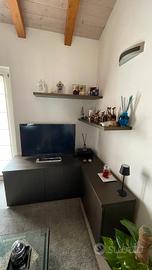 cucina con penisola e mobile soggiorno 