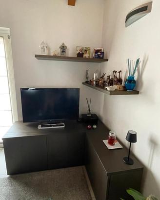 cucina con penisola e mobile soggiorno 