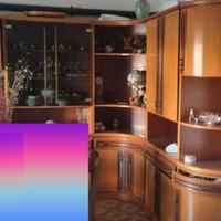 sala da pranzo con vetrina
