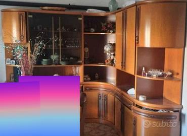 sala da pranzo con vetrina