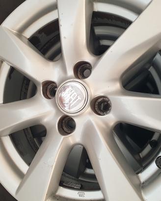 cerchi in lega con gomme 175/65/15
