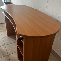 Scrivania con ripiani