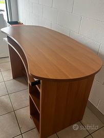 Scrivania con ripiani