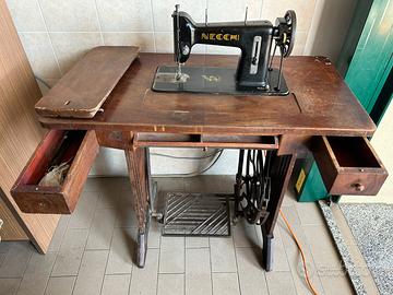 Macchina da cucire antica Necchi