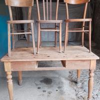 vecchio tavolo con sedie