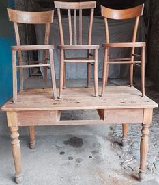 vecchio tavolo con sedie