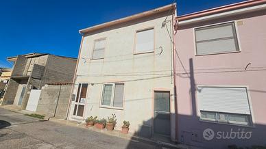 Terralba - indipendente su due livelli con cortile