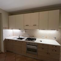 Cucina con elettrodomestici (fuochi e forno)