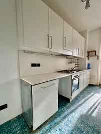 Cucina bianca completa di elettrodomestici
