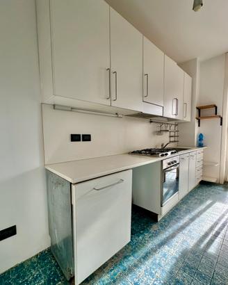 Cucina bianca completa di elettrodomestici