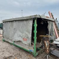 Vecchio rimorchio ad uso garage