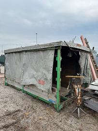 Vecchio rimorchio ad uso garage