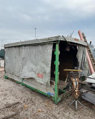 Vecchio rimorchio ad uso garage