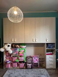 Cameretta con cabina e letto