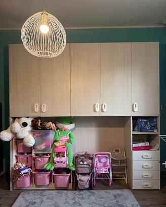 Cameretta con cabina e letto