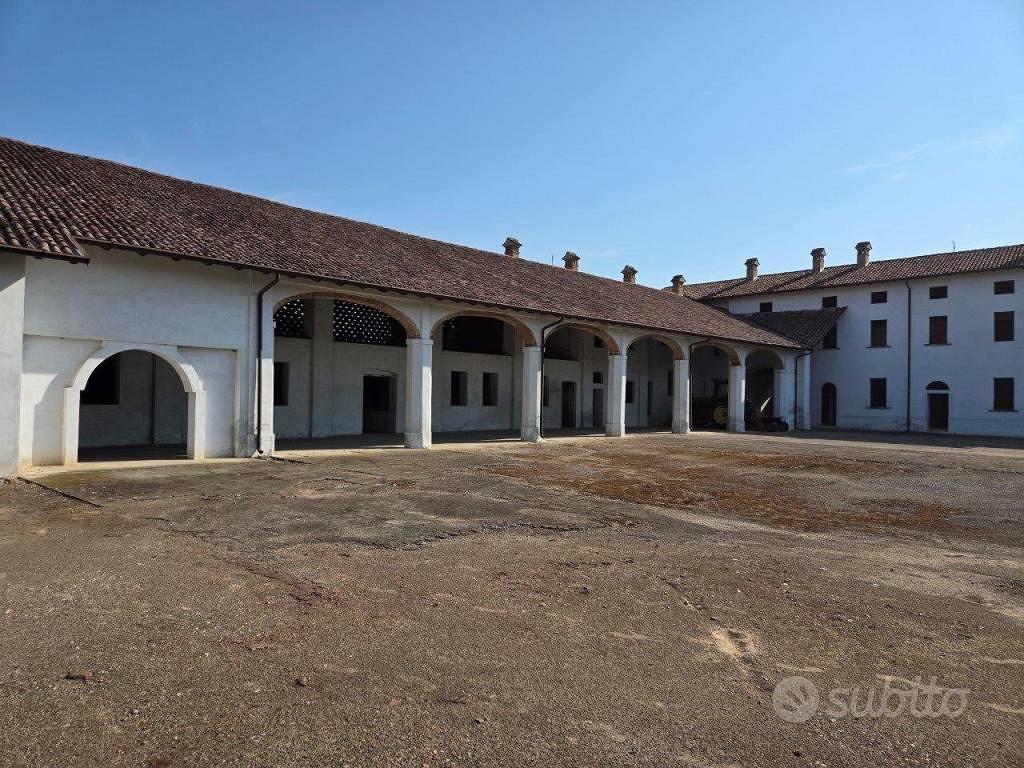 Rustico / Casale di 2500 m² con più di 5 locali a - Vista 3