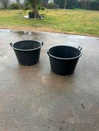 Mastello in plastica nero con manici 160L