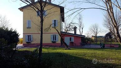 Rustico / Casale di 300 m² con più di 5 locali e b