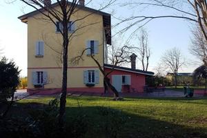 Rustico / Casale di 300 m² con più di 5 locali e b