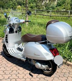 Vespa GTS 300 70^ Anniversario