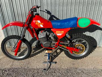 Beta cr 250 puro cross del 1980 epoca