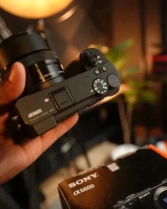 Sony A6600 + 2 Batterie (Senza Lente)