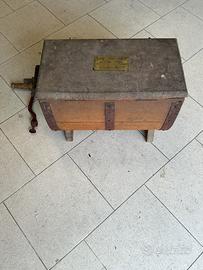 Antica zanogola per burro in legno