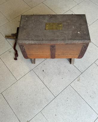 Antica zanogola per burro in legno